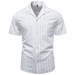 Gros plan sur chemise blanche à rayures verticales noires avec col cubain et poche poitrine