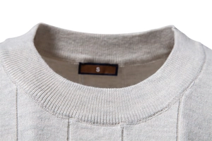 Gros plan du col rond côtelé et de la texture tricotée verticale du t-shirt