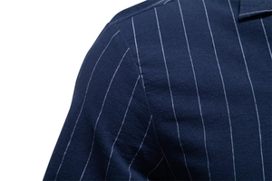 Vue macro de la texture du tissu et des coutures d'épaule d'une chemise rayée bleu marine