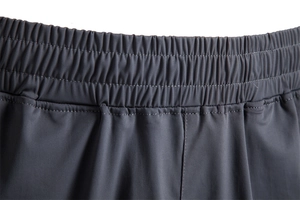 Détail de la taille élastique haute densité sur un short de sport gris foncé