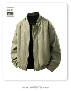 Detalle de la chaqueta bomber de ante sintético verde guisante con cremallera metálica