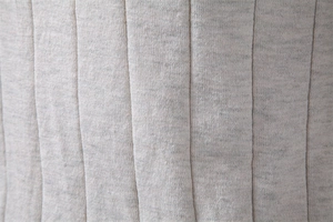 Détail macro de la texture en maille côtelée gris clair de haute qualité d'un pull pour hommes