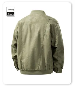 Vista posterior de una chaqueta bomber de hombre verde salvia con dobladillo acanalado