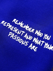 Vue détaillée du blouson de baseball bleu roi avec impression typographique blanche
