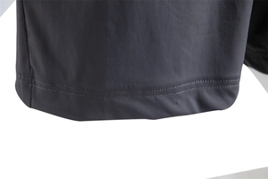 Détail des doubles coutures et du tissu résistant sur le short de sport gris pour homme
