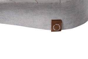 Détail de l'ourlet côtelé et de l'étiquette tissée de mode sur ce t-shirt en maille haut de gamme