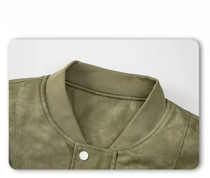 Primer plano detallado del cuello de chaqueta de ante verde oliva con tejido de canalé