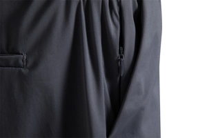 Gros plan sur le tissu élastique et la poche zippée invisible des shorts de sport