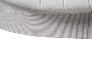 Détail de l'ourlet côtelé et de la texture en maille de ce t-shirt en coton beige