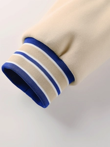 Détail du poignet en tricot côtelé contrasté sur une veste de baseball rétro