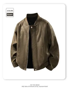Detalle de chaqueta de aviador vintage marrón en cuero sintético con cuello alto y cremallera