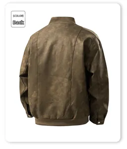Vista detallada trasera de una chaqueta para hombre en cuero sintético marrón con canalé