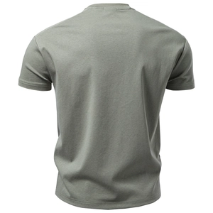Détail d'un t-shirt vert olive avec coupe 3D structurée et texture en coton de qualité