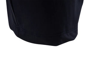 Détail macro du tissu élastique avec double couture précise sur l'ourlet du short