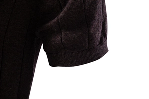 Détail du poignet côtelé et de la maille en coton haute densité de ce pull à manches courtes