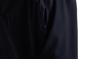Détail du short de sport noir extensible avec une poche à fermeture éclair invisible de qualité
