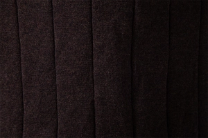 Gros plan sur le tissu en maille côtelée marron foncé pour pull-over à manches courtes homme