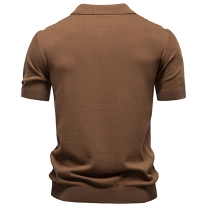 Vue détaillée du dos d'un polo en maille marron pour homme avec bords-côtes aux manches
