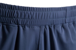 Détail de la taille élastique renforcée sur un short de sport bleu foncé