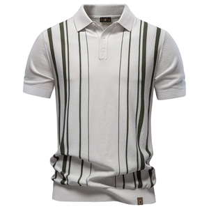 Détail de la maille du polo crème avec des rayures verticales vert foncé et boutons