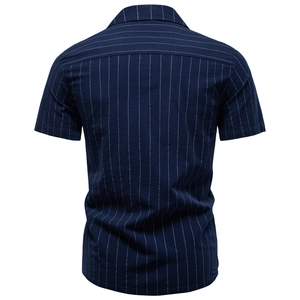 Vue arrière d'une chemise à manches courtes en coton à rayures verticales bleu marine