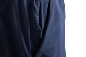 Détail du gros plan montrant la poche zippée invisible sur le short de sport bleu