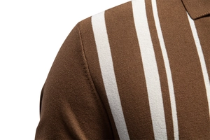 Gros plan sur la couture d'épaule et le col d'un polo en maille marron à rayures blanches