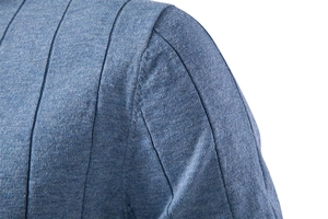 Détail des coutures d'épaule et de la texture côtelée verticale sur le T-shirt en maille bleue