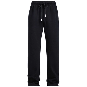 Détail de la taille élastique avec cordon noir et embouts métalliques sur le pantalon