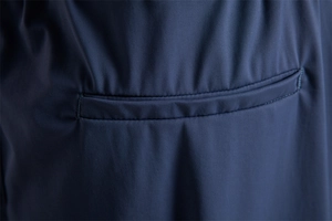 Détail d'une poche passepoilée bleu marine sur un short de sport élastique haute qualité