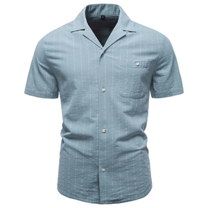 Chemise homme bleu clair à rayures avec col cubain rétro et poche poitrine boutonnée