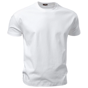 Détail du col rond et de la texture du coton de qualité supérieure pour ce t-shirt blanc