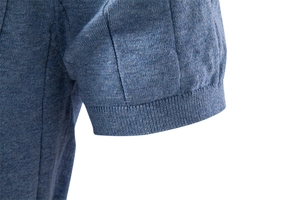 Détail du revers côtelé et de la texture en maille bleue sur un t-shirt en coton de qualité