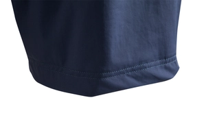 Gros plan de l'ourlet du short de sport bleu marine montrant les détails de la double couture