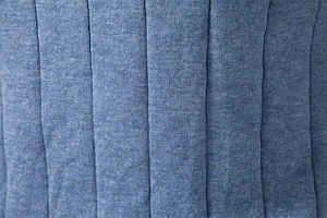 Détail macro du tricot de coton bleu de qualité montrant une texture à rayures verticales