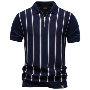 Dettaglio della polo in maglia a righe blu navy con cerniera argentata sul colletto