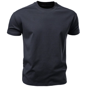 Détail d'un t-shirt bleu marine en coton de qualité montrant la texture fine du tissu
