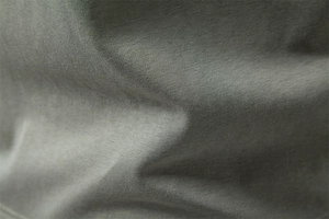 Vue macro du tissu en coton liquide de haute qualité avec une fine texture tricotée grise