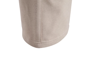 Gros plan du pantalon beige montrant la couture à double aiguille et la texture tricot