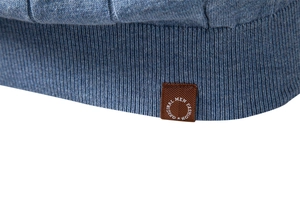 Détail de l'ourlet du T-shirt en coton bleu avec une étiquette en cuir de mode