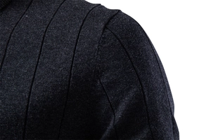 Vue macro détaillée de la texture en maille côtelée gris foncé et couture sur l'épaule