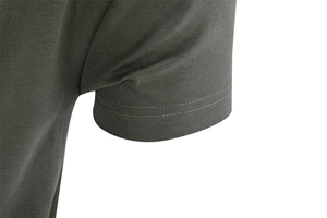 Gros plan sur l'ourlet de manche à double couture d'un t-shirt en coton mercerisé vert olive