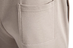 Détails des coutures renforcées et de la fermeture éclair invisible du pantalon décontracté