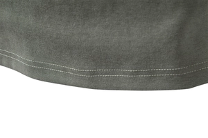 Détail de l'ourlet de t-shirt en coton ammoniac liquide avec couture professionnelle à double aiguille