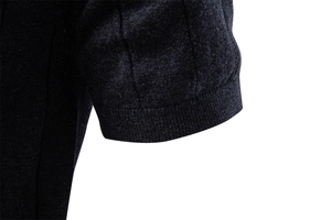 Gros plan du t-shirt en maille de coton montrant le détail du poignet côtelé et la texture