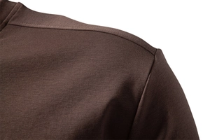 Détails de couture d'épaule et texture du coton peigné sur un t-shirt marron foncé