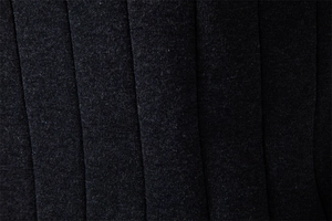Gros plan détaillé sur la texture du tricot de coton noir côtelé de haute qualité et le tissage
