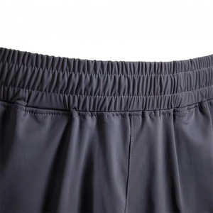 Short de sport homme gris anthracite avec taille élastique extensible et finitions premium