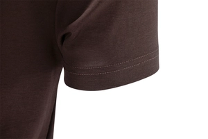 Détail de la manche d'un t-shirt en coton marron foncé avec couture à double aiguille