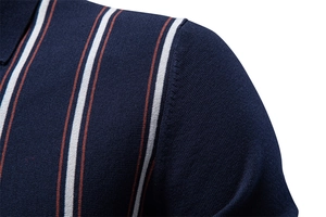 Dettaglio della cucitura della spalla e trama in maglia sulla polo a righe